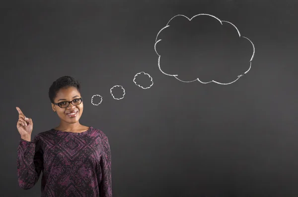 Afrikanerin gute Idee mit Gedanken- oder Sprachwolken auf Tafel-Hintergrund — Stockfoto