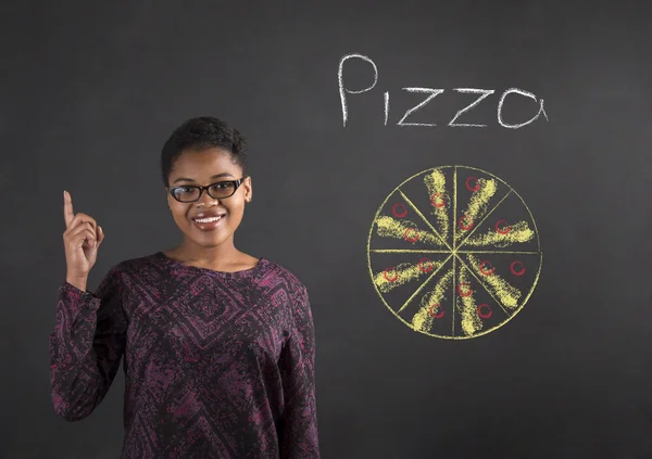 Afrikanerin gute Idee für Pizza auf Tafel Hintergrund — Stockfoto