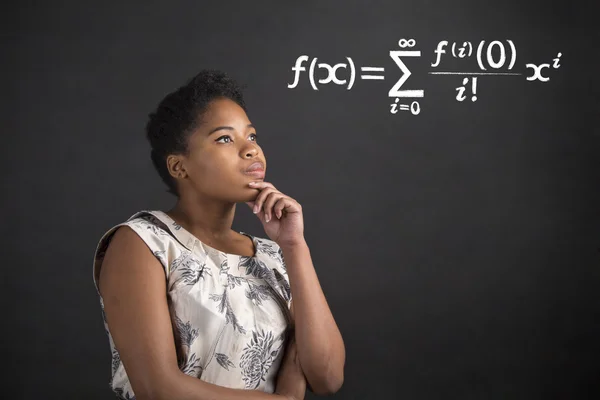 Africká americká žena s rukou na bradě přemýšlet o matematiku na tabuli pozadí — Stock fotografie