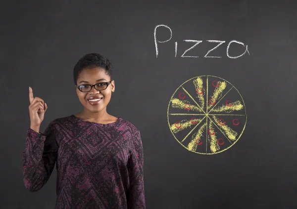 Mujer africana buena idea para pizza en el fondo de pizarra Fotos de stock libres de derechos