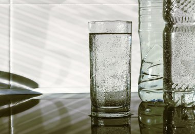 Su cam ve ışık ışınları.