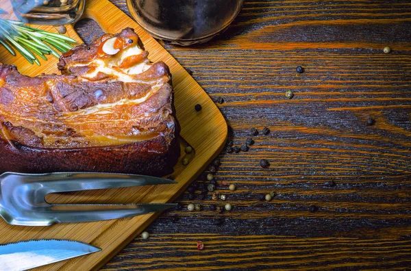 Gerookt vlees op het bord. — Stockfoto