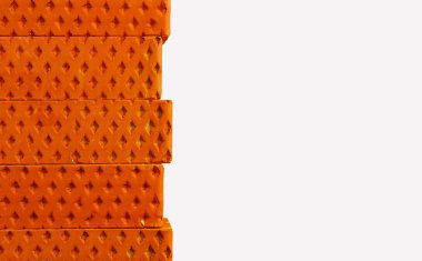 Üst üste yığılmış tuğla.