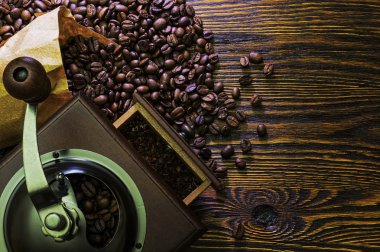 Kahve öğütücüsü ve kahve çekirdeği..