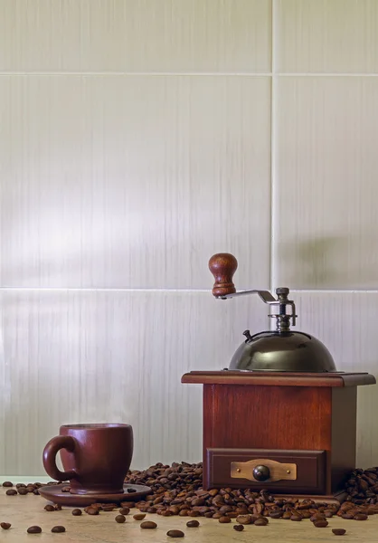 Coffee grinder and coffee cup. — Stock Photo, Image