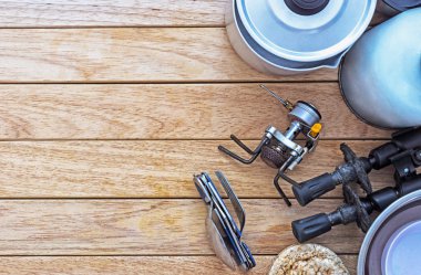 Masanın üzerinde kamp yangın ekipmanları.