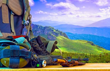 Dağcılık donanımları, arka planda dağlar.