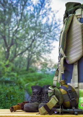 Bir ormandaki turistik donatımı.