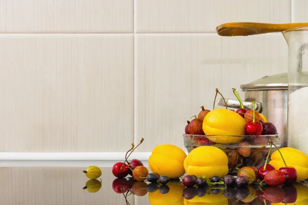 杏和其他水果在厨房里 — 图库照片