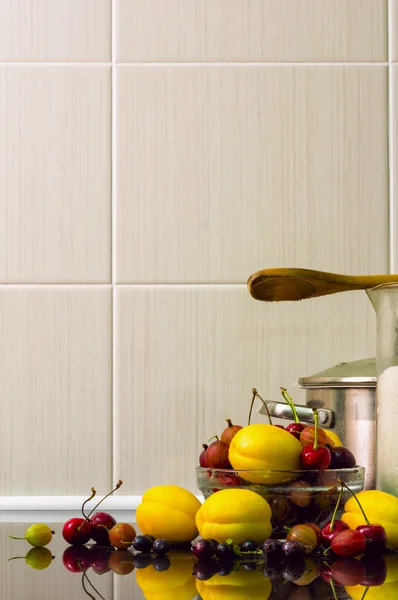 Beeren vor dem Kochen in der Küche. — Stockfoto