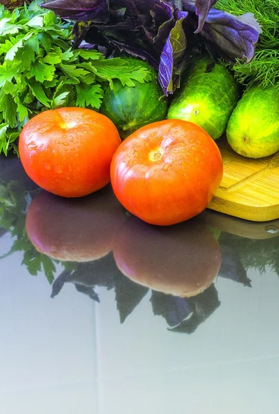 Verse tomaten, komkommers en Groenen. — Stockfoto