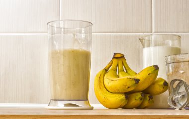 Muz karışımı ve bir blender.