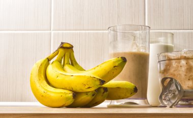 Muz karışımı, bir salkım muzu ve bir blender.