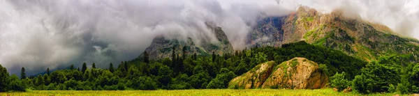 Panorama gór, lasów i chmury. — Zdjęcie stockowe