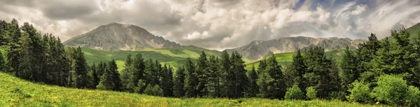 Panorama över berg med moln. — Stockfoto