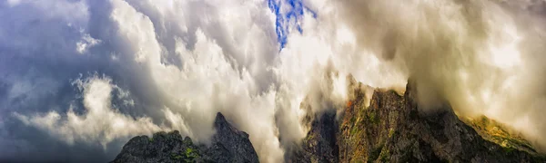 Скелі в хмарах . — стокове фото