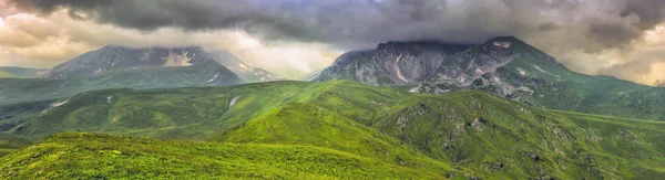 Гірська панорама з хмарами . — стокове фото