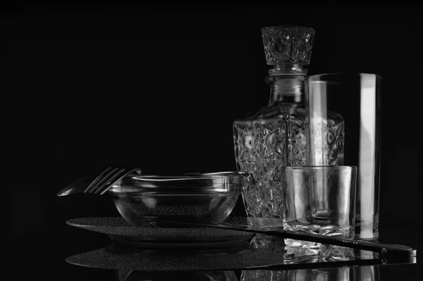 Скляний посуд, відблиски на темному фоні . — стокове фото