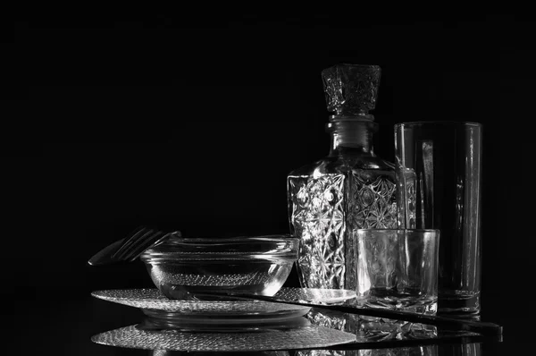 Скляні та металеві столові прибори, відблиски на темному тлі . — стокове фото