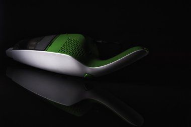 Karanlık bir arka plan üzerinde araba elektrikli süpürge.