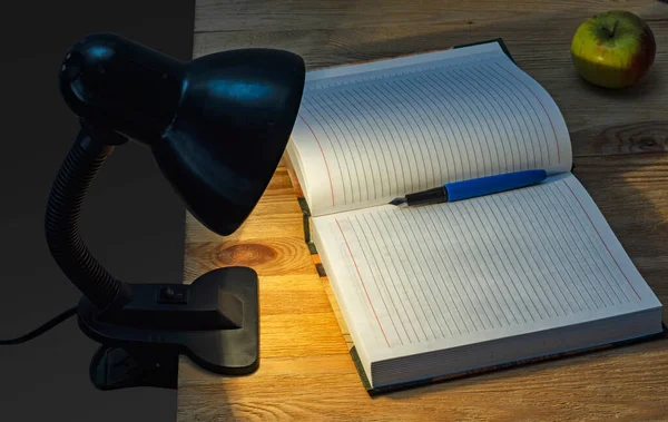 Notebook Illuminating Pitch Darkness Table Lamp — Stock Photo, Image