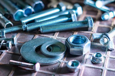 Çalışan yüzeyde bulunan cıvatalar
