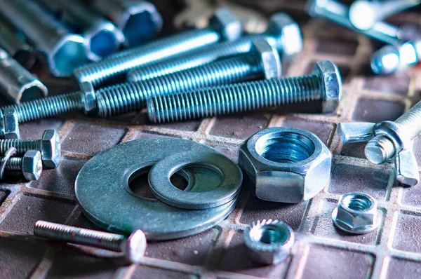 Çalışan yüzeyde bulunan cıvatalar