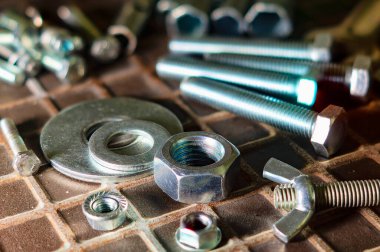 Çalışan yüzeyde cıvatalar ve fındıklar var