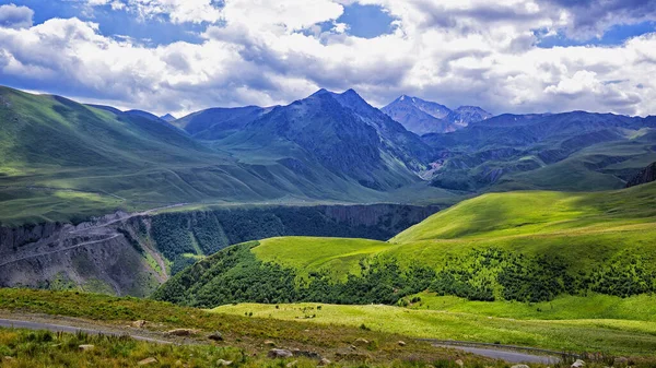 Verão Montanhas Verdes Nas Nuvens — Fotografia de Stock