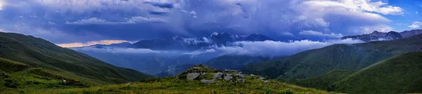 Altas Majestosas Montanhas Verdes — Fotografia de Stock