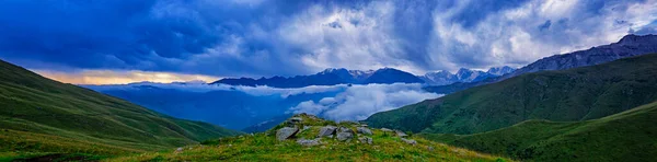 Montañas Altas Majestuosas Azules —  Fotos de Stock