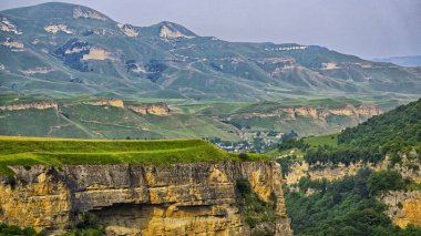 Yaz mevsimi, yeşil dağlar