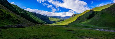 Yazın bulutlardaki görkemli dağlar.