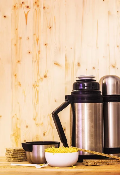 Thermos and instant noodles in the mountains — Stock Photo, Image