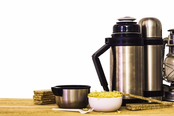 Thermos and instant noodles and wooden background — Stock Photo, Image