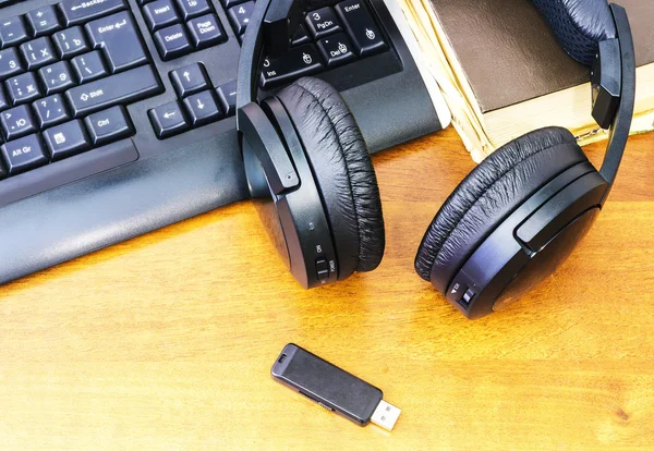 Auscultadores USB flash drive e teclado do computador — Fotografia de Stock