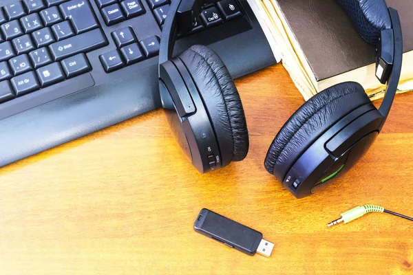 Headphones USB flash drive and computer keyboard — Stock Photo, Image