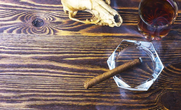 Zigarrenrauch und Totenkopf — Stockfoto