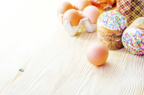 Easter eggs and cakes in a halo of light — Stock Photo, Image