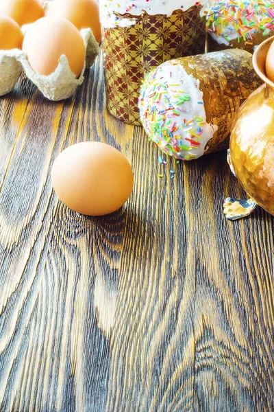Easter eggs and cakes on the table — Stock Photo, Image