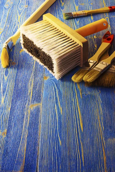 油漆刷上一个木制的平台 — 图库照片