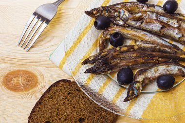 Hamsi ve ekmek bir plaka üzerinde