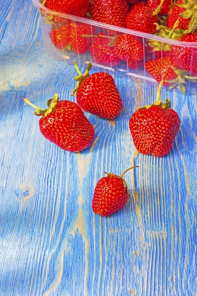 Ripe strawberries on a wooden table — Stock Photo, Image