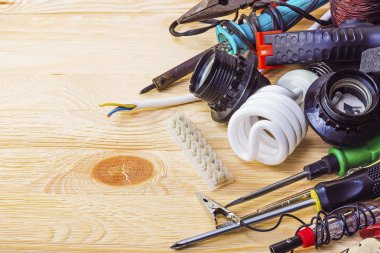 Elektrik donatım tamiri için aracı