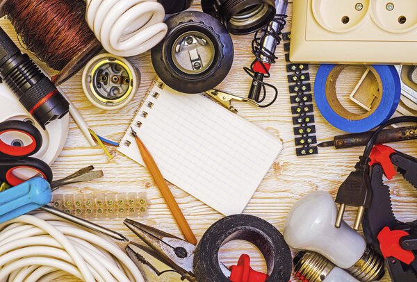 Электрик рамы на деревянном фоне
