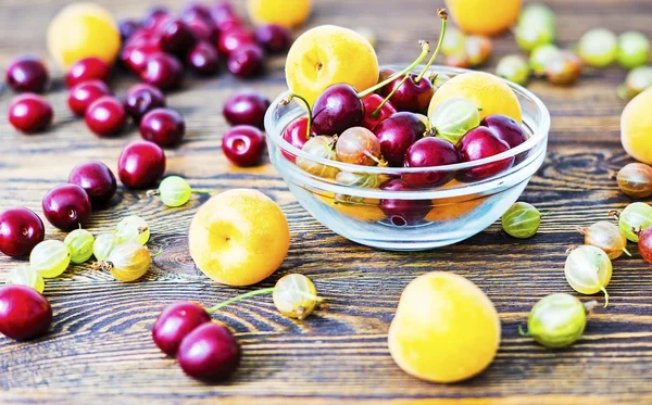 Albicocca uva spina e ciliegio tavolo in legno — Foto Stock