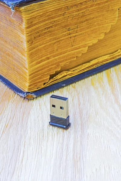 The book and flash card on the table — Stock Photo, Image