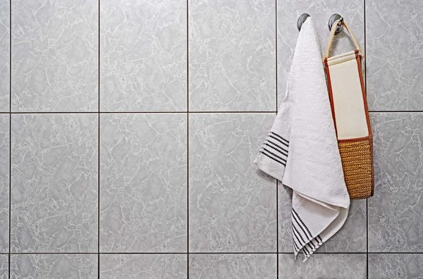 Handdoeken en washandjes hangend aan een haak. — Stockfoto