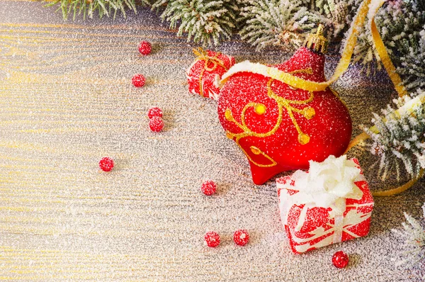 Agujas de nieve y decoraciones navideñas —  Fotos de Stock