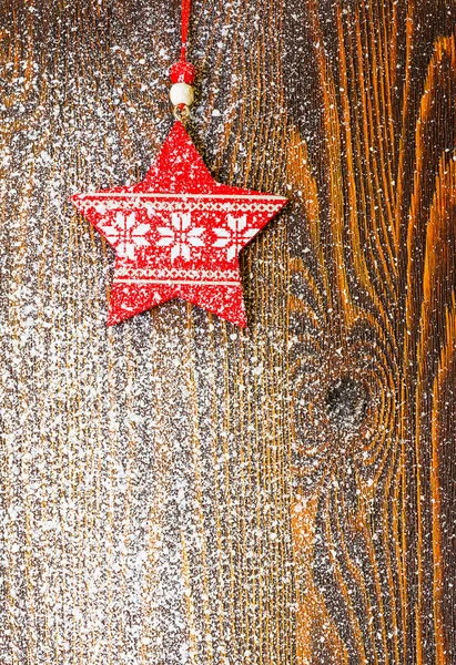 Christmas Ornament och snötäckta styrelse — Stockfoto